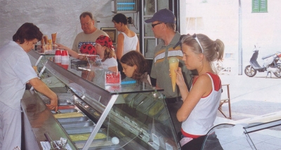 Imagen de Eduard Eroles brinda con humor y nostalgia por los 35 años de Sa Gelateria